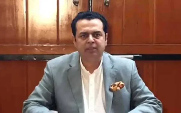 وزیر مملکت برائے داخلہ طلال چوہدری پریس کانفرنس سے خطاب کر رہے ہیں