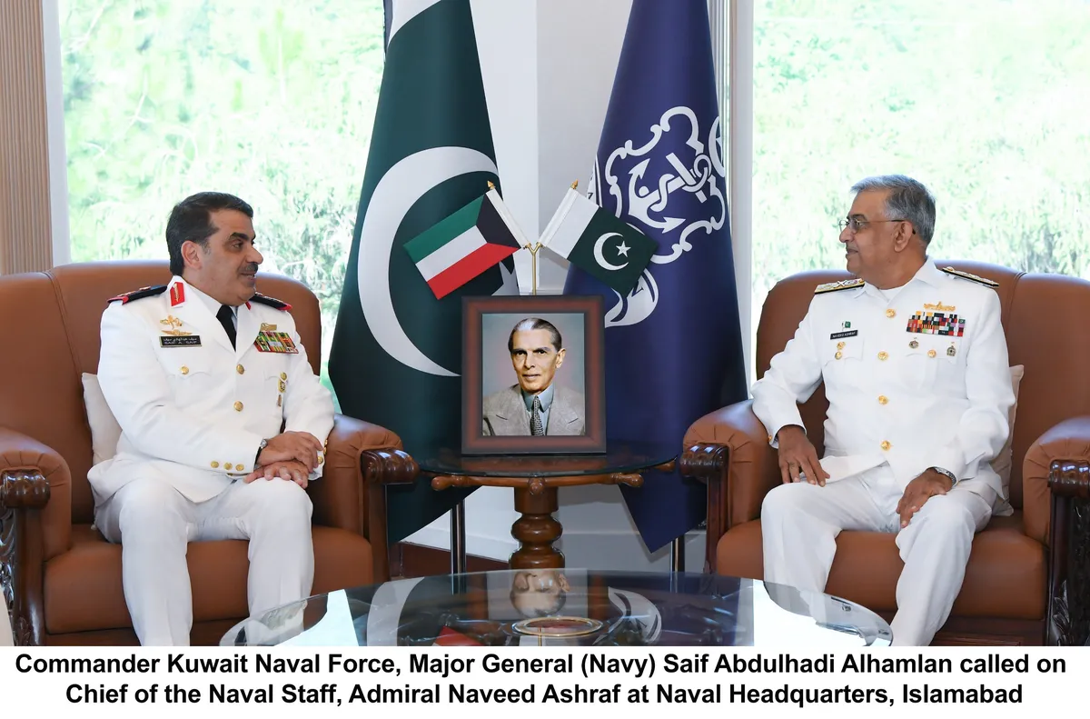 کمانڈر کویت نیول فورس میجر جنرل سیف عبد الہادی الحملان چیف آف نیول اسٹاف ایڈمرل نوید اشرف سے ملاقات کر رہے ہیں۔ (تصویر 2)