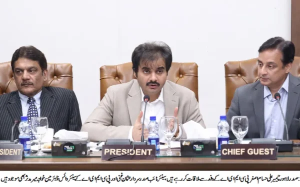 لاہور چیمبر آف کامرس کے صدر علی حسام اصغر کارپٹ ایسوسی ایشن کے وفد سے برآمدات کا فروغ پر گفتگو کر رہے ہیں۔ (تصویر 1)