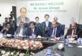 گورنر اسٹیٹ بینک جمیل احمد لاہور چیمبر میں ایس ایم ای فنانسنگ کے حوالے سے اجلاس سے خطاب کر رہے ہیں۔ (تصویر 1)