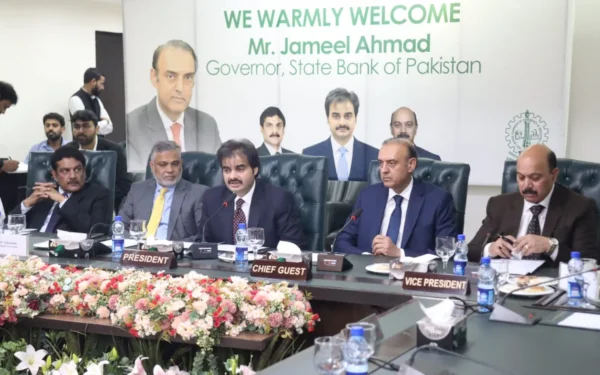 گورنر اسٹیٹ بینک جمیل احمد لاہور چیمبر میں ایس ایم ای فنانسنگ کے حوالے سے اجلاس سے خطاب کر رہے ہیں۔ (تصویر 1)