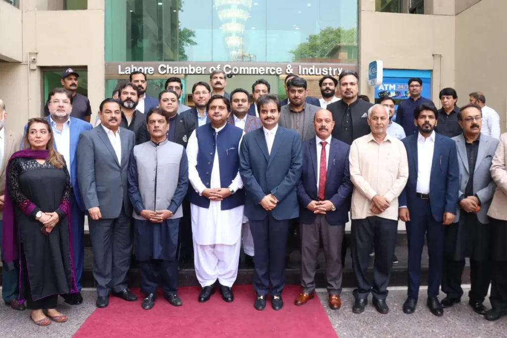 سپیکر پنجاب اسمبلی ملک محمد احمد خان لاہور چیمبر کے وفد سے خطاب کر رہے ہیں۔ (تصویر 1)