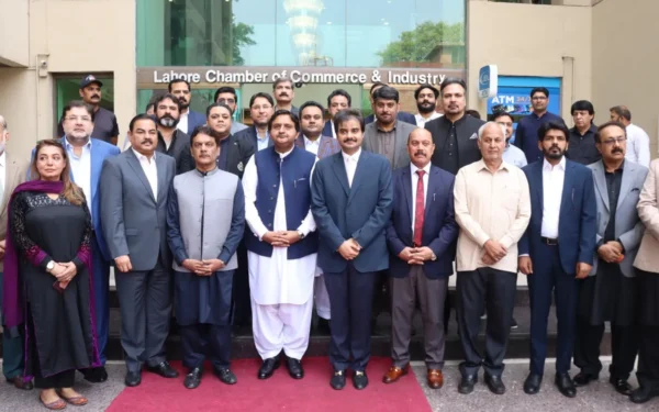 سپیکر پنجاب اسمبلی ملک محمد احمد خان لاہور چیمبر کے وفد سے خطاب کر رہے ہیں۔ (تصویر 1)