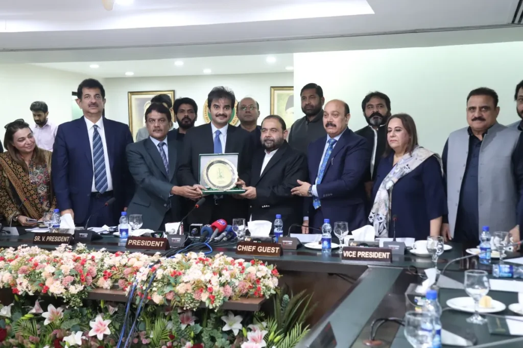 وفاقی وزیر اورنگزیب خان کھچی اور لاہور چیمبر کے عہدیداران تخلیقی معیشت کے فروغ کے لیے اجلاس کر رہے ہیں۔ (تصویر 1)