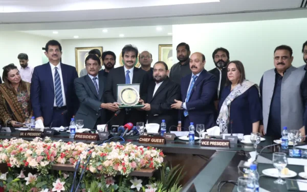وفاقی وزیر اورنگزیب خان کھچی اور لاہور چیمبر کے عہدیداران تخلیقی معیشت کے فروغ کے لیے اجلاس کر رہے ہیں۔ (تصویر 1)