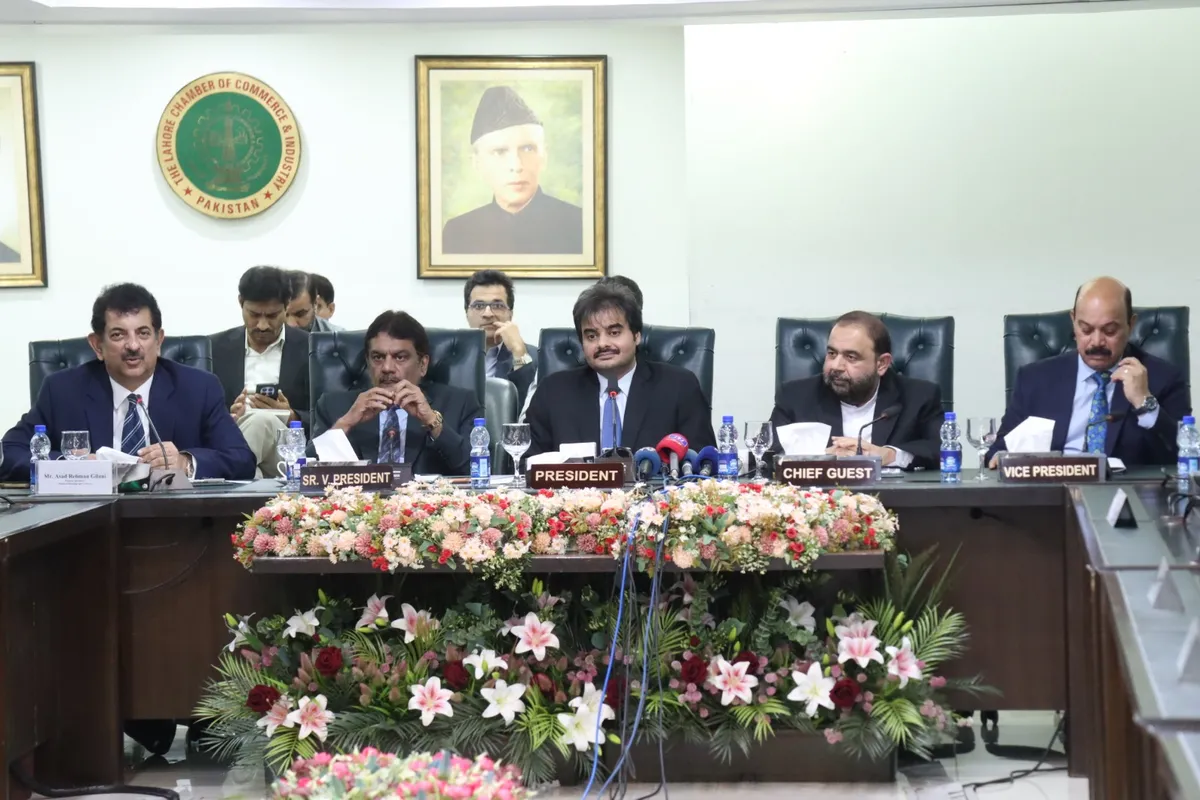 وفاقی وزیر اورنگزیب خان کھچی اور لاہور چیمبر کے عہدیداران تخلیقی معیشت کے فروغ کے لیے اجلاس کر رہے ہیں۔ (تصویر 2)