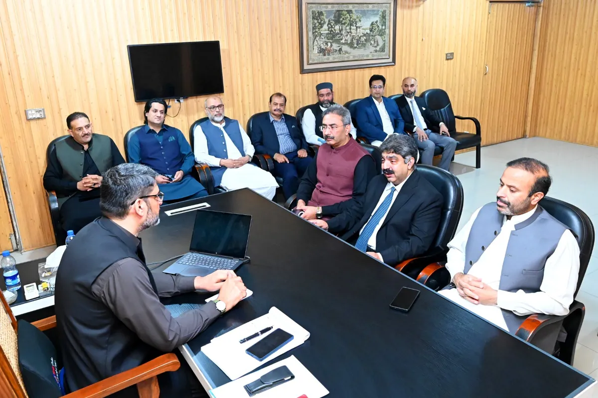 راولپنڈی چیمبر کے صدر نوشیروان خلیل خان کی سربراہی میں وفد ایکسائز حکام سے ملاقات کر رہا ہے۔ (تصویر 3)