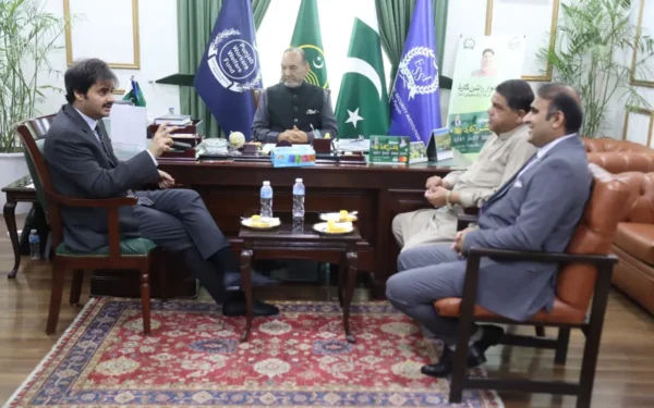 لاہور چیمبر کے صدر علی حسام اصغر صوبائی وزیر لیبر کے ساتھ تاجر برادری کے مسائل پر بات چیت کر رہے ہیں۔