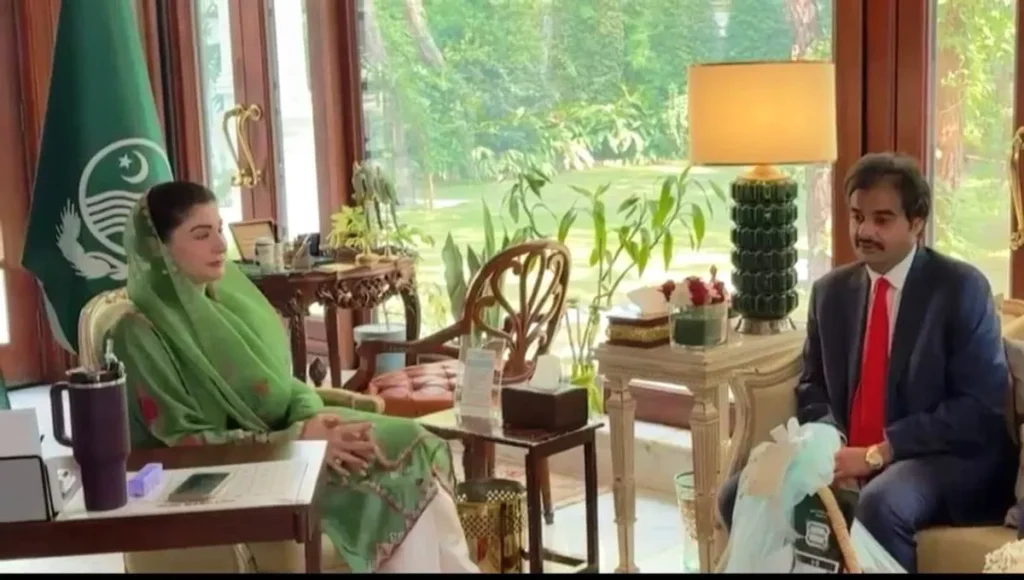 وزیراعلی پنجاب مریم نواز لاہور چیمبر کے صدر علی حسام اصغر کے ساتھ ملاقات میں کاروباری ماحول کی بہتری پر گفتگو کر رہی ہیں۔
