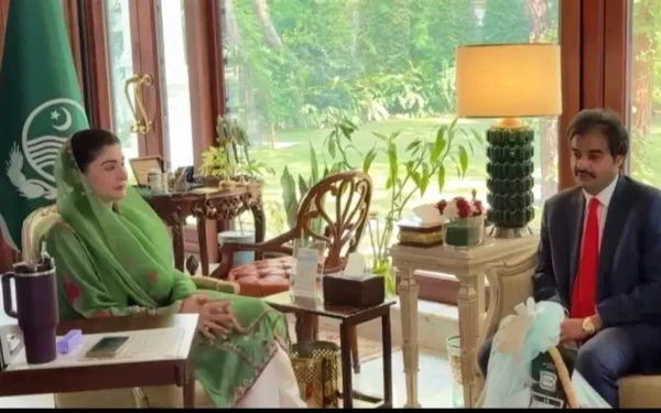 وزیراعلی پنجاب مریم نواز لاہور چیمبر کے صدر علی حسام اصغر کے ساتھ ملاقات میں کاروباری ماحول کی بہتری پر گفتگو کر رہی ہیں۔