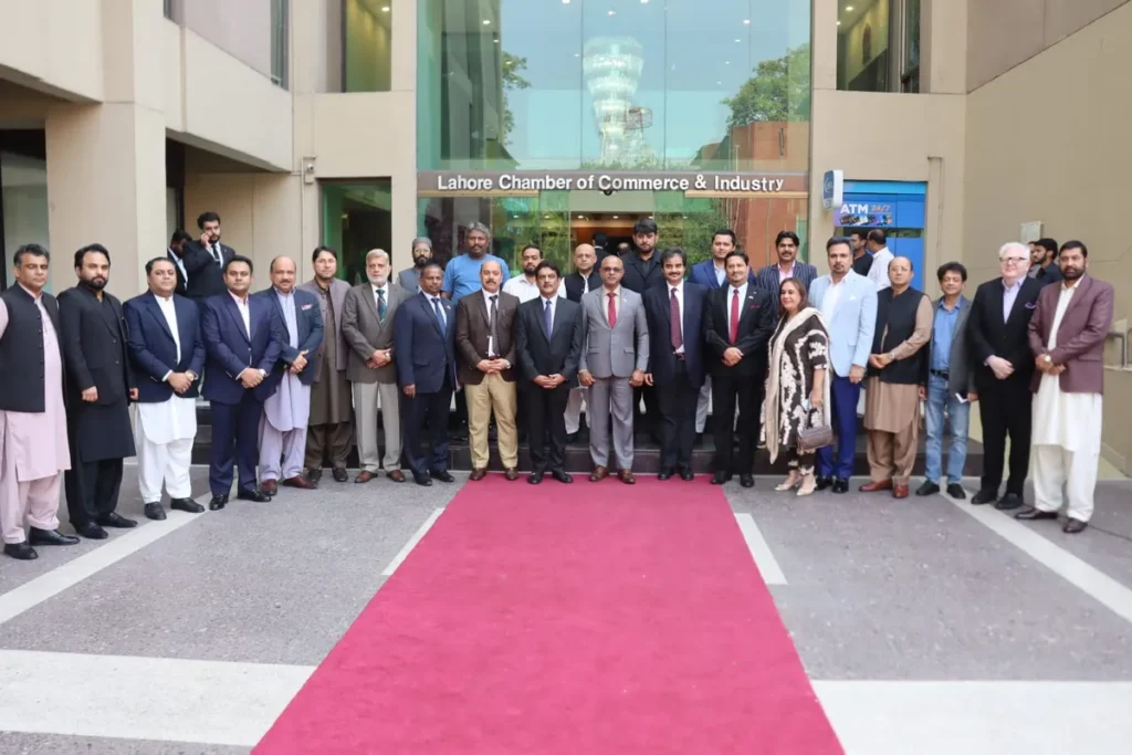 سری لنکا اور پاکستان کے درمیان تجارتی تعلقات کو فروغ دینے کے لیے لاہور چیمبر کا اجلاس جاری ہے۔ (تصویر 1)